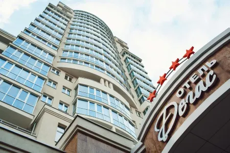 Дегас Отели рядом с достопримечательностью «Памятник "Продавец и покупатель"»