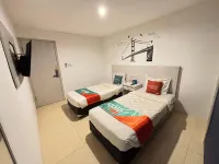 LG Hotel Jember by Callirooms - parcheggio