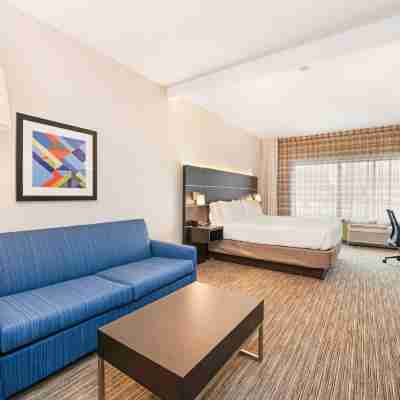 Holiday Inn Express & Suites DELAFIELD by IHG Rooms