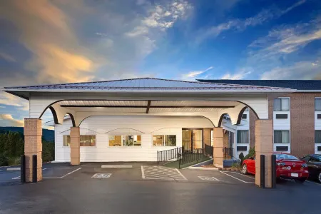 Super 8 by Wyndham Hillsville Отели в г. Фанси Гэп