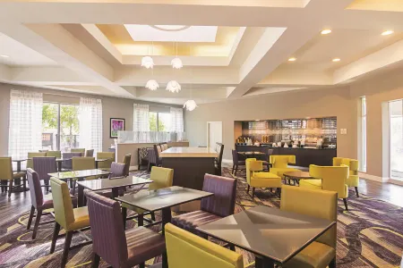 La Quinta Inn & Suites by Wyndham Oklahoma City - NW Expwy Отели в г. Бетани