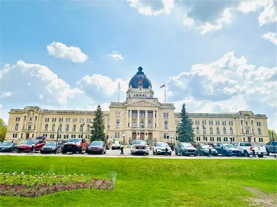 Holiday Inn & Suites Regina Các khách sạn gần First Nations University of Canada