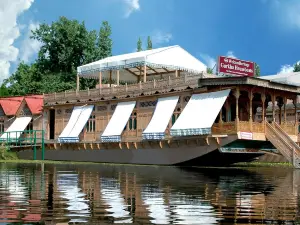 WelcomHeritage Gurkha Houseboats