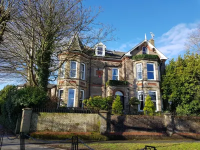 Beggar's Knap Hotels near Queen Mother Square