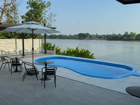 Home by the Bridge Отели в г. Kamphaeng Phet