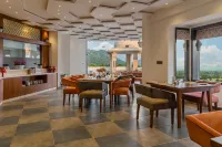 Traavista Aravali Mahal - Luxury Lake View Heritage Resort