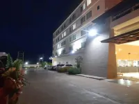 五月花豪華套房酒店 - 停車場