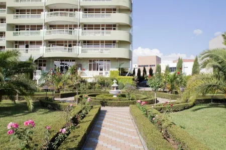 GREENHOUSE (ГРИНХАУС) Отели рядом с достопримечательностью «Имеретинский пляж»