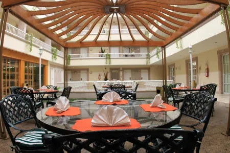 Best Western Plus Monterrey Colon Отели рядом с достопримечательностью «Mexican History Museum»