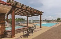 La Quinta Inn & Suites by Wyndham Bridge City - Swimmingpools