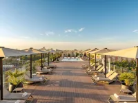 Novotel Valencia Lavant - مسبح