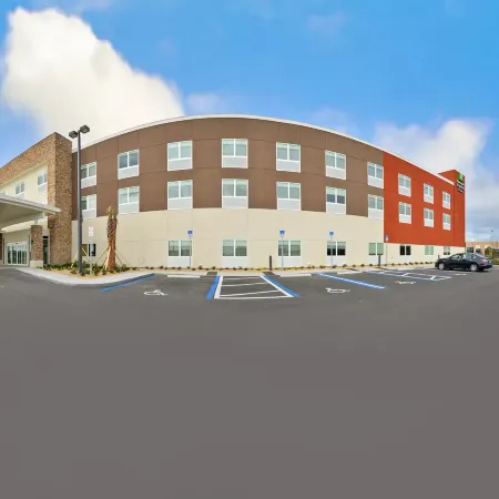 Holiday Inn Express & Suites TRINITY by IHG