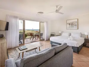 Canal Rocks Beachfront Apartments