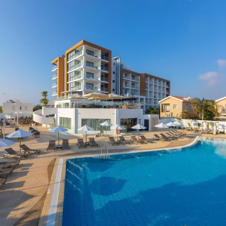 Leonardo Crystal Cove Hotel & Spa – Adults Only