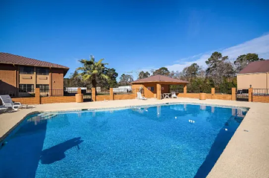 Clarion Pointe Marshall