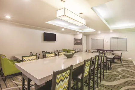 La Quinta Inn & Suites by Wyndham Kyle - Austin South