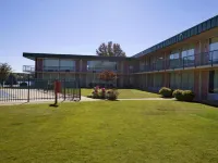 Super 8 by Wyndham Riverside Al - Pools