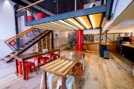 Far Home Bernabeu Отели рядом с достопримечательностью «KeepCoding»