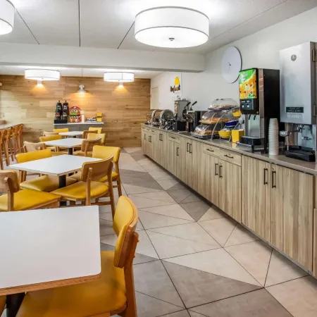 Days Inn & Suites by Wyndham Duluth by the Mall