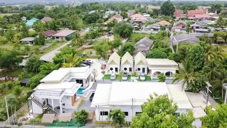 189Premier Villa Lamphun Отели рядом с достопримечательностью «Sun Watthanatham Changwat Lamphun Rongrian Suan Bun Yo Patham»