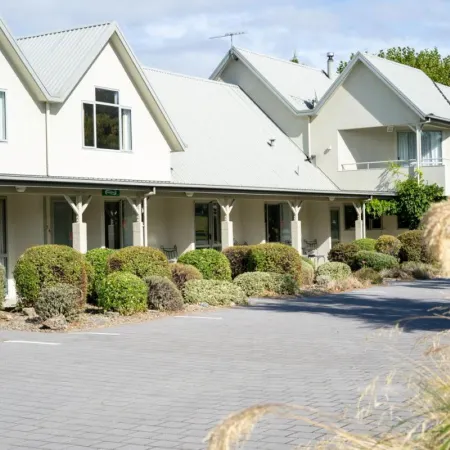 Colonial Manor Motel