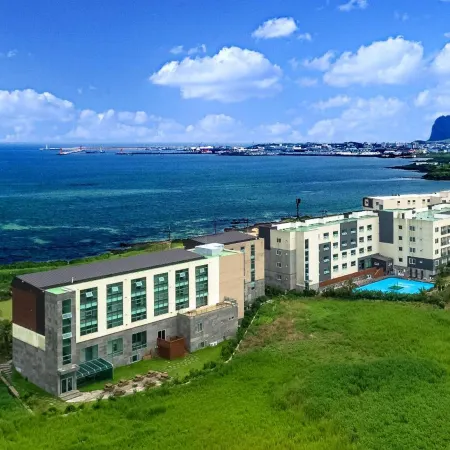 Jeju Arumdaun Resort Отели рядом с достопримечательностью «Тон-Амса»