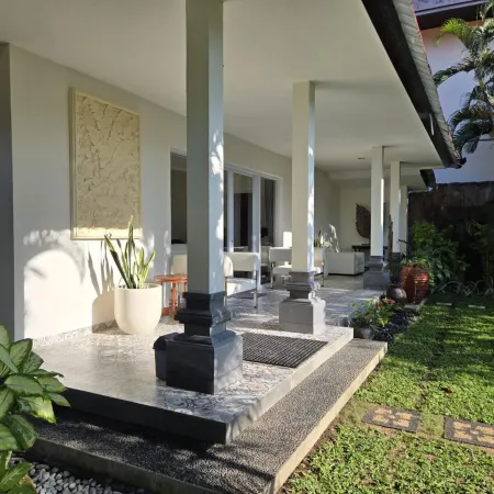 Hotel Segara Agung Отели рядом с достопримечательностью «Пляж Санур»