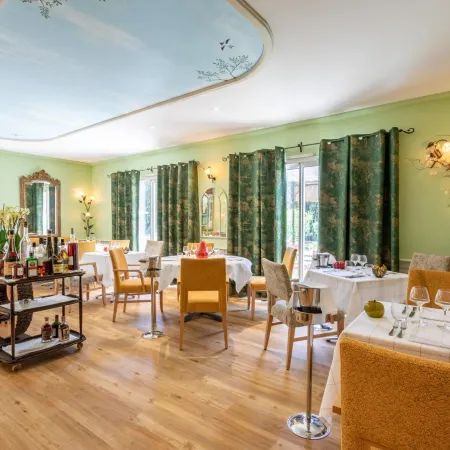 Logis la Bastide de Grignan Hotel & Restaurant "La Chênaie"