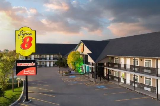 Super 8 by Wyndham Fort McMurray