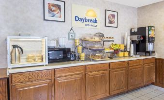 Days Inn & Suites by Wyndham Davenport East