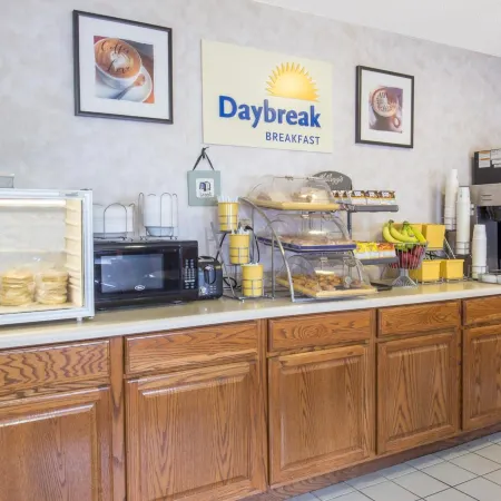Days Inn & Suites by Wyndham Davenport East