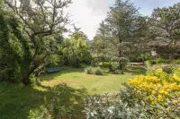 Lou pèbre d'aï Hotels in Signes