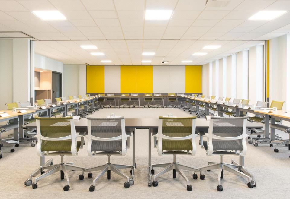 2. 노보텔 샤를로이..