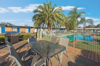 Plainsman Motel - Pools