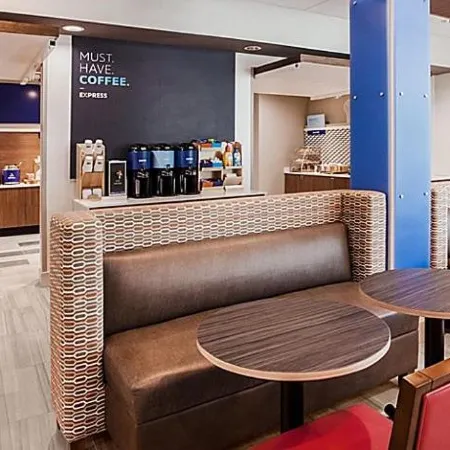 Holiday Inn Express & Suites HEATH - NEWARK by IHG