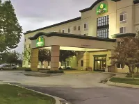 奧馬哈機場市中心拉昆塔溫德姆套房飯店
