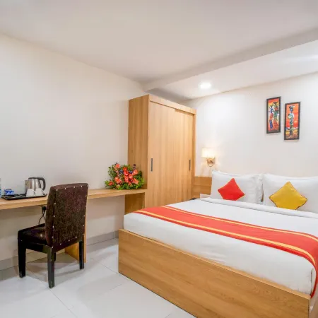 Hotel Sudarshan Grand Отели рядом с достопримечательностью «Конгресс-центр Subham»