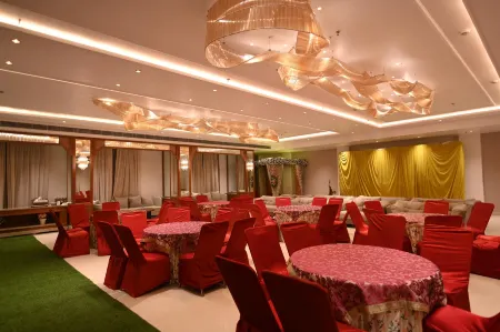 Chinmay Hotel & Resort Отели рядом с достопримечательностью «Medanta Hospital Lucknow»