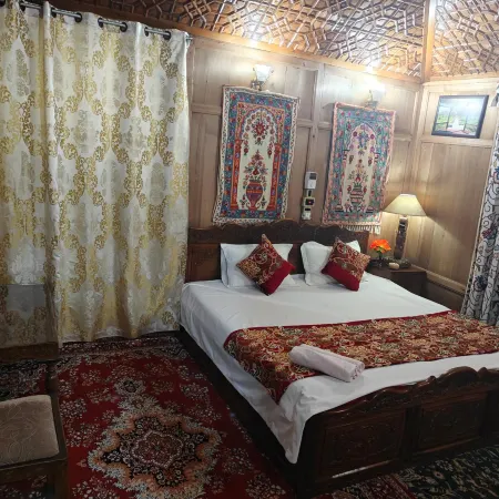 Houseboat Sweet Star