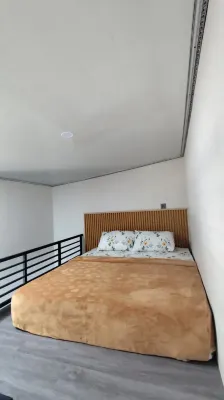 Alexa Loft Kost – Mezzanine Room, AC, Netflix, Kitchen - Bintang 2