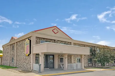 Super 8 by Wyndham Monticello Отели в г. Мейпл-Лейк