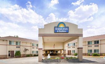 Days Inn & Suites by Wyndham Bridgeport - Clarksburg