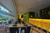 J8 Hotel - bar