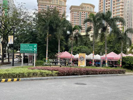 Luxury 1Br Unit with Pool at Venice Luxury Residences, Tower Domenico, McKinley Hill, Taguig City Отели рядом с достопримечательностью «Philippine Veterans Museum»