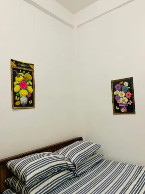 Queen's Room Rental 2 فنادق في 
