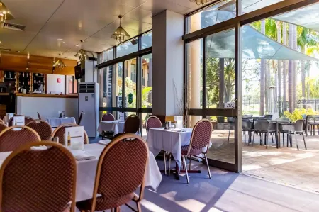 Charbonnier Hotel Singleton Отели рядом с достопримечательностью «Sacred Spaces»