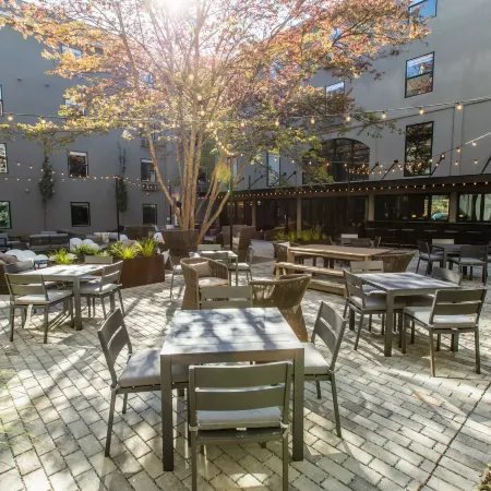 voco THE DARWIN - ATLANTA MIDTOWN by IHG Отели рядом с достопримечательностью «Спортивный комплекс «Стэйт Фарм-арена»»