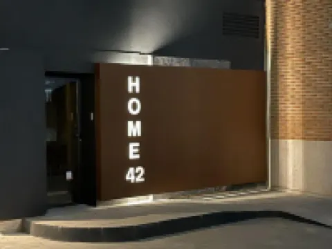 Home42 โรงแรมใกล้สถานีปีติส