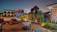 Wixky Hotel Hotels near Wat Thep Than Thong