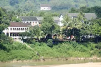 Merry Riverside Hotel Hotels near Wat Choumkhong